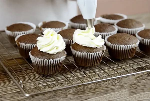 Jak zrobić muffinki z czekoladą - prosty przepis, który zachwyci każdego Jak zrobić muffinki z czekoladą - prosty przepis, który zachwyci każdego
