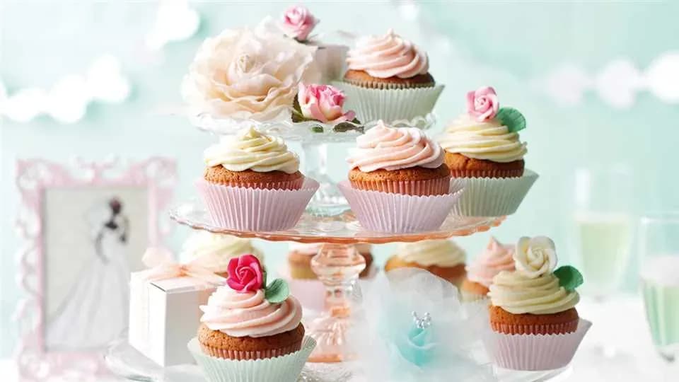 Jak zrobić tort z muffinek - prosty przepis, który zachwyci gości Jak zrobić tort z muffinek - prosty przepis, który zachwyci gości