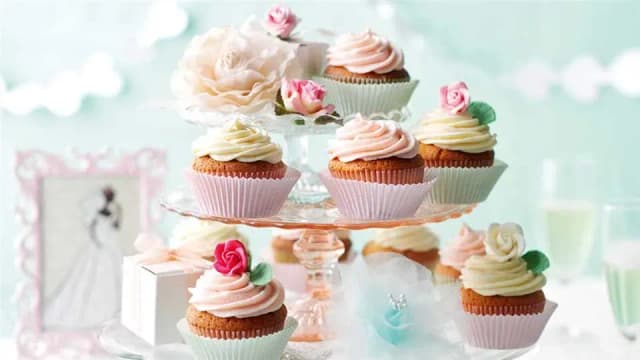 Jak zrobić tort z muffinek - prosty przepis, który zachwyci gości Jak zrobić tort z muffinek - prosty przepis, który zachwyci gości