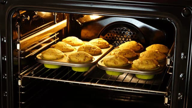 Jak piec muffinki termoobieg, aby uniknąć zakalca i uzyskać chrupkość Jak piec muffinki termoobieg, aby uniknąć zakalca i uzyskać chrupkość